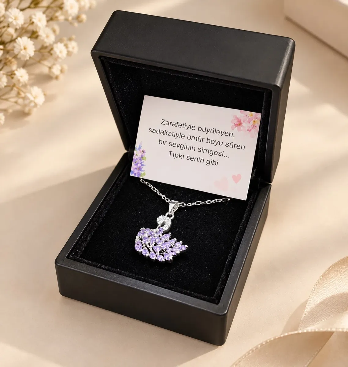 Işıklı Kutuda Swarovski Pembe Kuğu Kolye