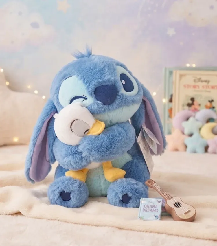 Ördeğe Sarılan Sevimli Stitch Peluş (30cm)